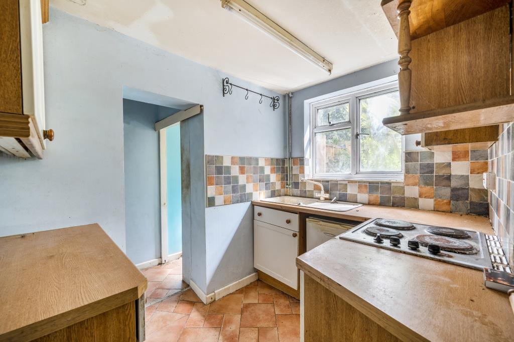 Lot: 156 - END-TERRACE COTTAGE FOR IMPROVEMENT - Kitchen with fitted units